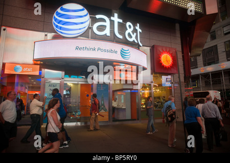 Ein AT&T Wireless speichern auf dem Times Square in New York auf Donnerstag, 12. August 2010. (© Richard B. Levine) Stockfoto