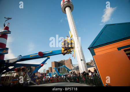 Fahrten im Luna Park ein August-Wochenende am späten Nachmittag auf Coney Island in Brooklyn in New York Stockfoto