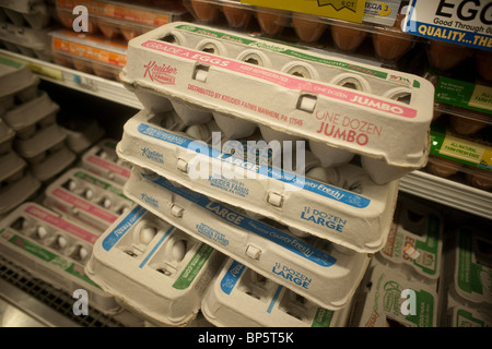 Eiern auf den Verkauf in einem Supermarkt am Donnerstag, 12. August 2010 in New York. (© Richard B. Levine) Stockfoto