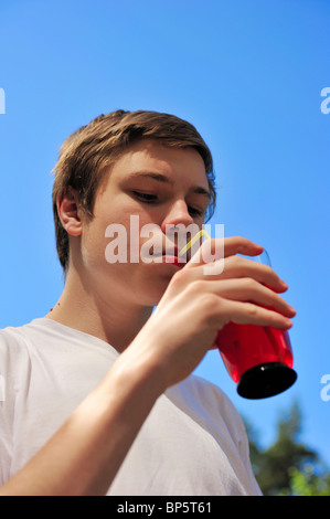 Junge mit einem Glas Limonade in einem heißen Sommertag. Stockfoto