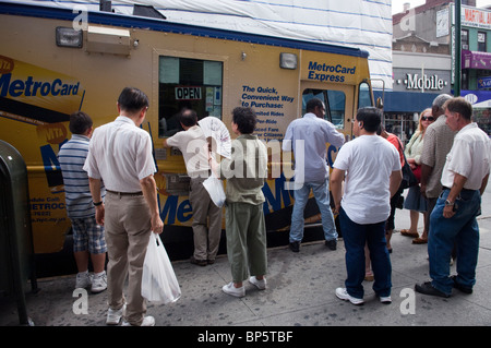 Eine Metrocard Vertrieb LKW an der Main Street u-Bahnstation in Flushing in Queens in New York Stockfoto