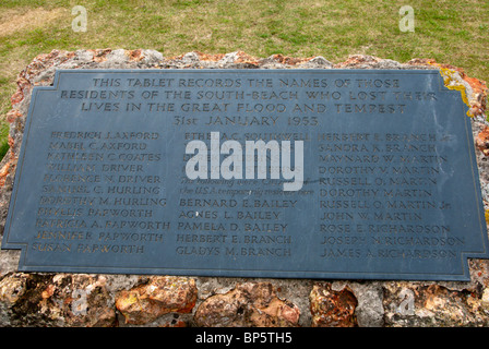 Eine Gedenktafel, die Aufnahme der Namen der Verstorbenen in den 1953 Fluten im Hunstanton South Beach, Norfolk, England Stockfoto