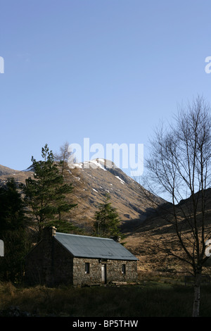 Dubh Lighe Schutzhütte mit dem Grat führt zu Sgurr Thuilm Monro Stockfoto