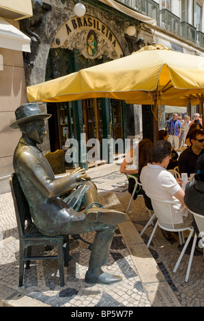 Statue des Dichters Fernando Pessoa, Das Café A Brasileira, Rua Garrett, den Stadtteil Chiado, Lissabon, Portugal Stockfoto