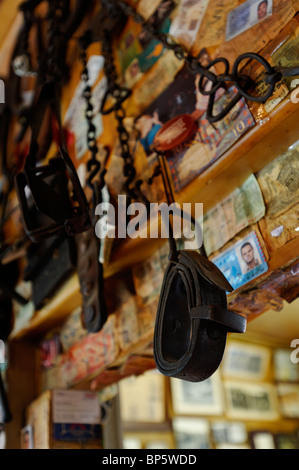Alte Gegenstände und Erinnerungsstücke an den Wänden des Puhoi Pub, Neuseeland Stockfoto