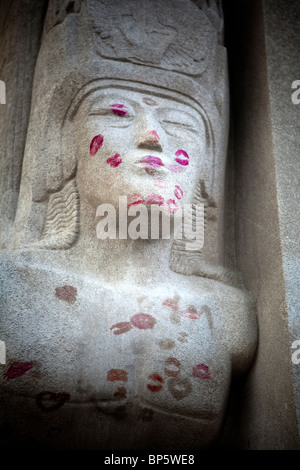 Oscar Wildes Grab mit Lippenstift. Stockfoto