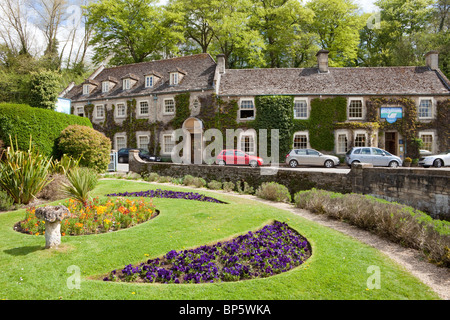 Das Swan Hotel neben dem Fluss Coln in Cotswold Dorf von Bibury, Gloucestershire Stockfoto