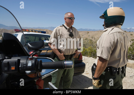 Highway Patrol Offiziere mit Fahrzeugen Stockfoto