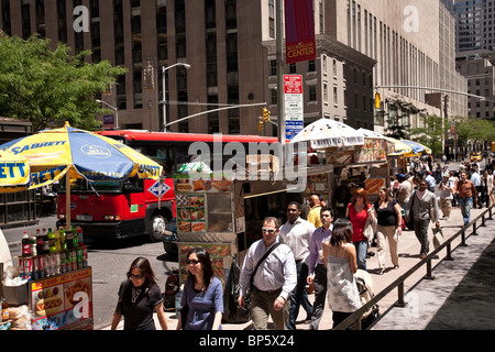 Überfüllten Gehweg und Straße Imbissstände, Rockefeller Center, NYC Stockfoto