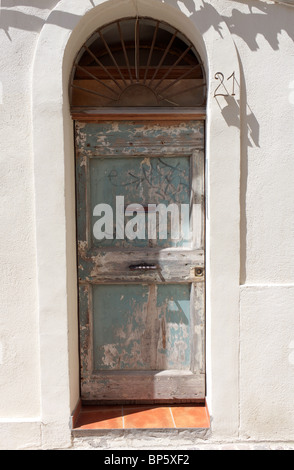 Scruffy blass grün Haustür in Marseille Stockfoto