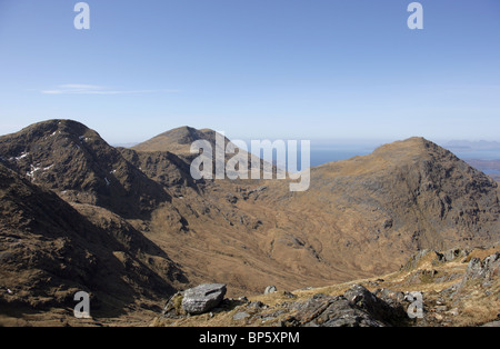 Den schottischen Bergen der Sgurr Na Ba Glaise, Rois Bheinn und eine Stac von Druim Fiaclach gesehen. Stockfoto