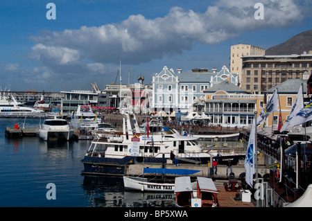 Südafrika, Cape Town. Victoria & Alfred Waterfront mit historischen roten viktorianischen Glockenturm. Stockfoto