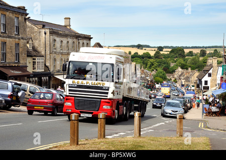 Sommer-Verkehr auf Burford High Street, Cotswolds, UK. Stockfoto
