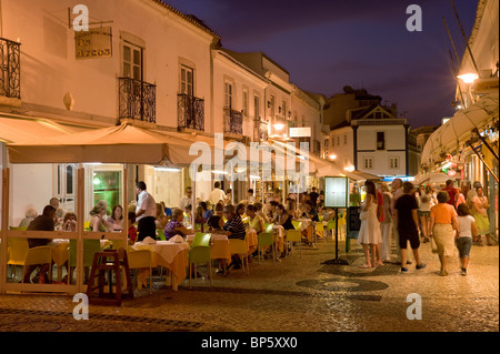 Portugal, Algarve, Lagos Haupteinkaufsstraße in der Abenddämmerung Stockfoto