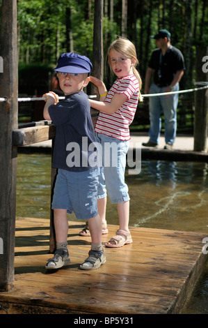 Jungen und Mädchen bei Astrid Lindgren s Welt in Vimmerby, Jonkopings Lan, Schweden Stockfoto