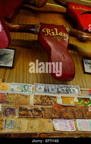 Alte Gegenstände und Erinnerungsstücke an den Wänden des Puhoi Pub, Neuseeland Stockfoto