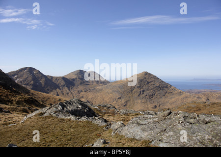 Blick über Sgurr Na Ba Glaise, Rois Bheinn und eine Stac von Druim Fiaclach Stockfoto