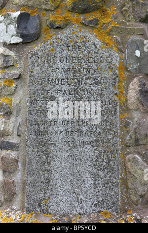 Nahaufnahme von der Inschrift auf dem Denkmal an Captain Samuel Wilson in der Nähe von Rockcliffe Dumfries and Galloway, Schottland Stockfoto