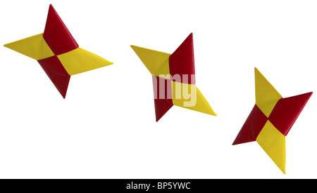 Gelbe und rote Origami Shuriken Ninja-Sterne. Stockfoto