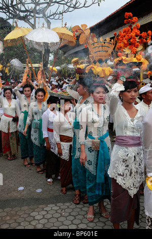 Indonesien, Bali, Mas, Tempelfest, Frauen, die Angebote, Odalan, Kuningan Urlaub, Stockfoto