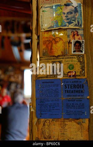 Alte Gegenstände und Erinnerungsstücke an den Wänden des Puhoi Pub, Neuseeland Stockfoto