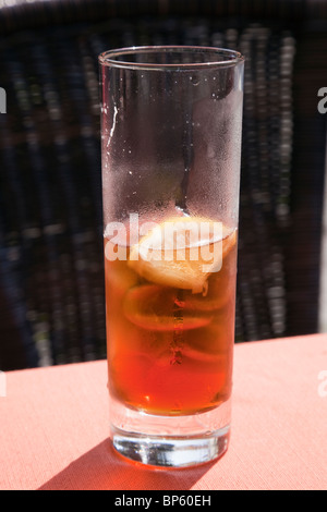 Europa. Halb voll Glas Eistee mit Eiswürfeln und einer Scheibe Zitrone Stockfoto