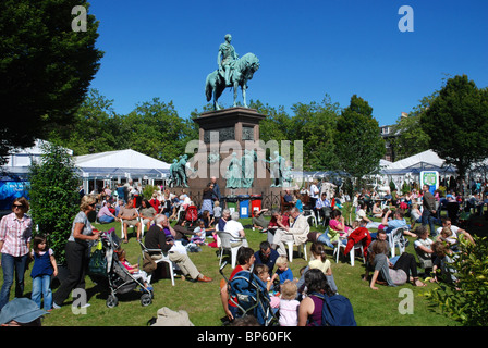 Besucher nach Edinburgh Book Festival genießen Sie die Sonne in Charlotte Square. Stockfoto