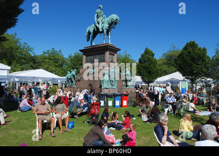 Besucher nach Edinburgh Book Festival genießen Sie die Sonne in Charlotte Square. Stockfoto