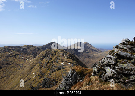 Blick entlang der Ridge Druim Fiaclach in Richtung der Corbet Sgurr Na Ba Glaise und Rois Bheinn. Stockfoto