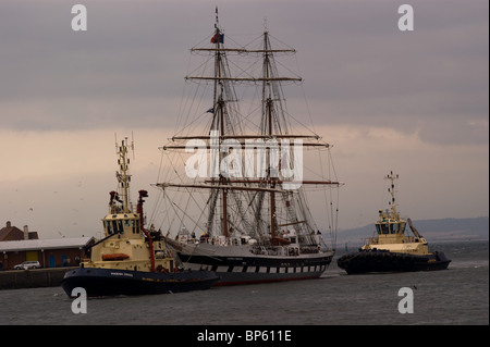 GROßSEGLER IN DEN DOCKS IN HARTLEPOOL VOM SCHLEPPER AM ENDE DIE TALL SHIP RACE 2010 GEFÜHRT Stockfoto