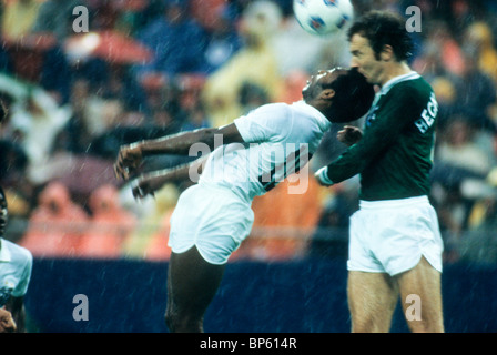 Pele, Franz Beckenbauer für den NY-Kosmos der NASL in seinem Abschieds-Spiel im 1. Oktober 1977 konkurrieren. Stockfoto