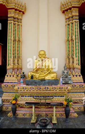 Thailand, Ko Samui (aka Koh Samui). Wat Plai Laem aka Plai Laem Tempel, Bethaus. Goldene Mönch Statue außerhalb Bethaus. Stockfoto