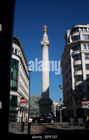 Das Denkmal für den Großbrand in der City of London, 1666, mit London Taxi cab Stockfoto