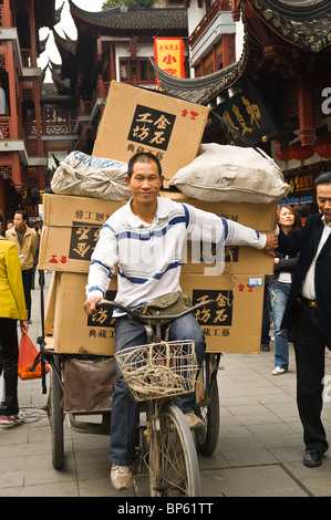 China, Shanghai. Kaufmann in Chenghuang Miao-Viertel rund um die Shanghai Stadt Gottes Tempel. Stockfoto