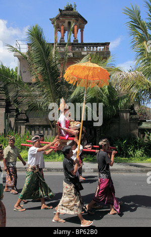 Indonesien, Bali, Feuerbestattung Zeremonie Prozession, Stockfoto