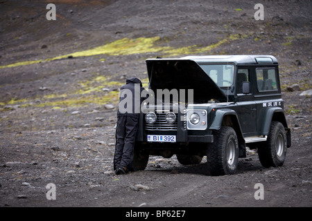 Land Rover Defender 90 300TDI in das innere Hochland von Island, in der Nähe von Hagavatn abgebaut. Stockfoto