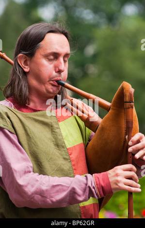 Ein Mann, ein mittelalterliches Musikinstrument spielen gehört ein Hochzeitszug er im Laufe der York Minster Kathedrale in York. Stockfoto
