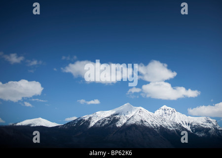 Schneebedeckte Berge und Himmel mit Wolken Stockfoto