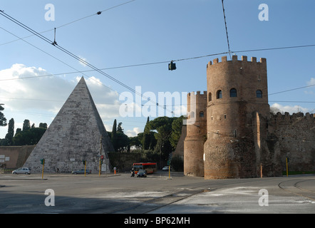 Piramide di Cestio & Porta San Paolo Piazza della Piramide Rome Italy Stockfoto