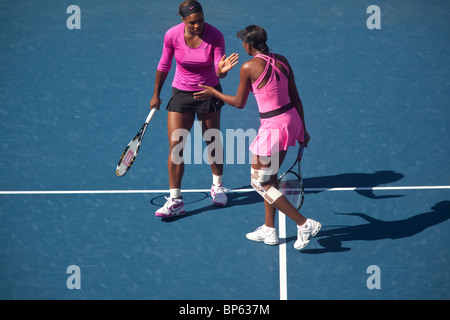 Venus und Serena Williams im Wettbewerb in der Frauen Doppel Finale auf der 2009 US Open Tennis Stockfoto