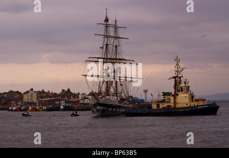 GROßSEGLER IN DEN DOCKS IN HARTLEPOOL VOM SCHLEPPER AM ENDE DIE TALL SHIP RACE 2010 GEFÜHRT Stockfoto