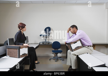 Depressive Menschen sitzen am Schreibtisch mit beweglichen Box Stockfoto