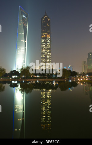 China, Shanghai. Der Jin Mao Tower (rechts) und das Shanghai World Financial Center (links). Stockfoto