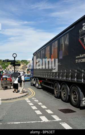 Sommer-Verkehr auf Burford High Street, Cotswolds, UK. Stockfoto