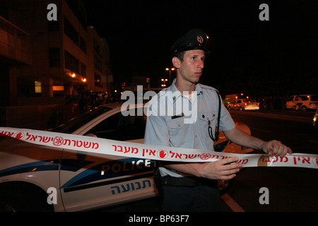 Ein israelische Polizisten sichert das Gebiet vor der türkischen Botschaft in Tel Aviv, Israel Stockfoto