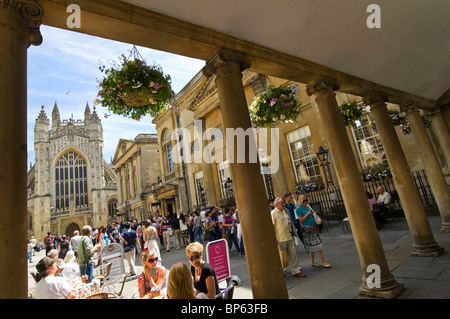 Horizontalen Weitwinkel von Touristen und Menschen außerhalb der historischen Roman Baths und Bath Abbey im Stadtzentrum von Bad in der Sonne Stockfoto