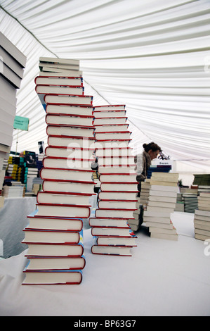 Bücher hoch gestapelt auf einem Tisch in den Cheltenham Literaturtagen, UK Stockfoto