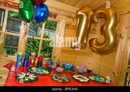 Horizontale Nahaufnahme einer Tabelle der Party Essen für 13. Geburtstag eines Kindes ausgebreitet. Stockfoto