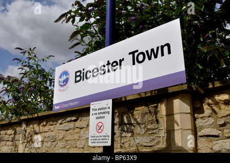 Bicester Stadt Railway Station Zeichen, Oxfordshire, England, UK Stockfoto