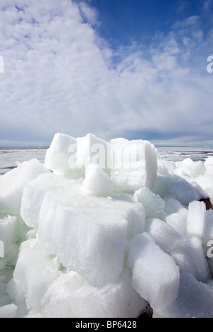 Schmelzende Eiswürfel am Meeresufer, Finnland Stockfoto